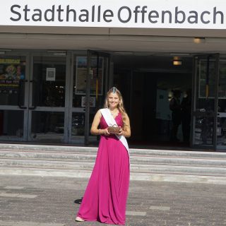 ✨ Impressionen der Edelsteintage Offenbach 2025 ✨
Ein Rückblick auf ein Wochenende voller funkelnder Highlights: faszinierende Mineralien, einzigartiger Schmuck, beeindruckende Fossilien, engagierte Aussteller – und ein Hauch königlicher Eleganz dank der Deutschen Edelsteinkönigin. 💎👑
Danke an alle, die dabei waren!
#EdelsteintageOffenbach #StadthalleOffenbach #Mineralien #Fossilien #Schmuckdesign #MesseMomente #Edelsteine #Edelsteinkönigin #SchätzeDerErde #SchmuckLiebe #Edelsteinenergie #Glanzvoll #Messereview #Steinerevent