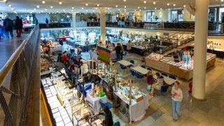 ✨ Der Countdown läuft – die Spannung steigt! ✨
Bald ist es soweit: Die **Edelsteintage im Gürzenich Köln** öffnen wieder ihre Türen! 💎
Über **50 Aussteller** aus ganz Deutschland und dem Ausland präsentieren ihre funkelnden Schätze – von glitzernden **Edelsteinen** und edlem **Schmuck** bis hin zu faszinierenden **Mineralien** und uralten **Fossilien**. 🌍
🕓 **Öffnungszeiten:**
📅 15.11.2025 → 11–18 Uhr
📅 16.11.2025 → 13–18 Uhr *(wegen Volkstrauertag ab 13 Uhr)*
👧🧒 **Kinder bis 14 Jahre** haben in Begleitung eines Erwachsenen **freien Eintritt!**
💥 Und das Highlight 2025:
Zum **ersten Mal dabei – Geoden knacken!**
Die geheimnisvollen „Überraschungseier der Natur“ warten darauf, von euch geöffnet zu werden! 🪨✨
#EdelsteintageKöln #Gürzenich #Edelsteine #Mineralien #Schmuck #Fossilien #Geodenknacken #KölnEvent #Familienausflug #Naturwunder #GlitzerndeSchätze #KölnErleben #EventTipp