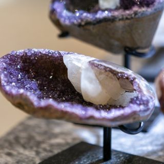 ✨ Edelsteintage Bremen ✨
📍 Messe Bremen - Halle 3
🗓 14. + 15. Februar 2026

Über 60 internationale Aussteller bringen die faszinierende Welt der Edelsteine, Mineralien, Fossilien & Schmuckstücke nach Bremen 💎🌍
Von funkelnden Schätzen bis zu einzigartigen Sammlerstücken – hier gibt es viel zu entdecken!

👧🧒 Kinder bis 14 Jahre haben in Begleitung eines Erwachsenen freien Eintritt 💛

💜 Auf den Fotos: traumhafte Amethyste 💜
Natürlich. Kraftvoll. Einfach wow.

#Edelsteintage #EdelsteintageBremen #Mineralienmesse #MesseBremen #Edelsteine #Amethyst #Mineralien #Fossilien #Schmuck #Kristalle #Geodenknacken #Edelsteinbestimmung #Scheifvorführungen #Familienevent #BremenEvents #Kristalle #Steinliebe