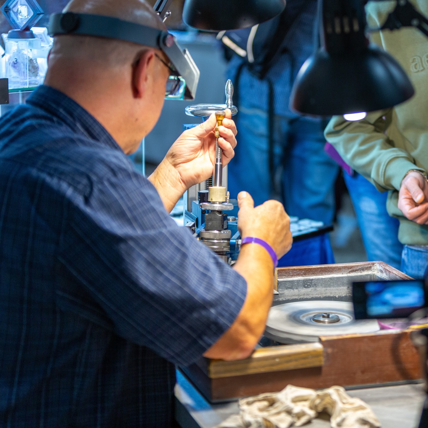 💎 Live-Schleifvorführung auf den Edelsteintagen Bremen 2026 💎

Am 14. & 15. Februar 2026 wird echtes Handwerk lebendig!
Auf den Edelsteintagen Bremen zeigt der Edelsteinschleifer Michael Storr aus Kirschweiler live an seinem Schleifgerät, wie aus einem unscheinbaren Rohstein Schritt für Schritt ein funkelnder, facettierter Edelstein entsteht ✨

Erlebt Präzision, Leidenschaft und jahrhundertealte Handwerkskunst –
🔹 vom ersten Schliff
🔹 bis zum brillanten Ergebnis 💎

Ein echtes Highlight für alle Edelstein-Fans! 😍

#EdelsteintageBremen #Edelsteine #Edelsteinschleifen #Handwerkskunst #LiveVorführung #Facettenschliff #Edelsteinliebe #BremenEvents #Schmuckkunst #RohsteinZuGlanz ✨💎