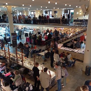 Danke an alle, die die Edelsteintage wieder unvergesslich gemacht haben! 💎✨
Ob Besucher:innen, Aussteller oder das fantastische Team vom Gürzenich – ihr habt dieses Event zu etwas ganz Besonderem gemacht.

So viele schöne Begegnungen, spannende Entdeckungen und echte Gänsehautmomente – wir sind immer noch begeistert! 🤍

Save the Date: 10. + 11. April 2027 – wir zählen schon die Tage! 🌟

Und wer nicht so lange warten will: 17. + 18. Oktober 2026 in Dortmund – wir freuen uns auf euch! 🙌

#EdelsteintageKöln #Danke #GürzenichKöln #KölnEvents #Edelsteine #Mineralien #Fossilien #Schmuckliebe #Edelsteinenergie #SaveTheDate #WirSehenUns #EventHighlights #CrystalEvents