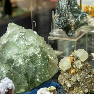 ✨ Die Edelsteintage gehen weiter! 💎
Nach Konstanz und Hannover freuen wir uns auf die nächsten funkelnden Wochenenden voller Mineralien, Edelsteine und einzigartiger Schmuckstücke.
📍 Offenbach – 19.+20.09.2026
📍 Dortmund – 17.+18.10.2026
Kommt vorbei und entdeckt faszinierende Kristalle, seltene Schätze und besondere Highlights aus der Welt der Edelsteine ✨
#Edelsteintage #EdelsteintageOffenbach #EdelsteintageDortmund #Mineralienbörse #Edelsteine #Mineralien #Fossilien #Kristalle #Schmuck #Opale #Gemstones #CrystalLove #Schmuckliebe #geodenKnacken #Mineralien #CrystalEvents #Edelsteinmesse #Heilsteine #Schmuckdesign #Handgemacht #FunkelndeMomente #EdelsteinMesse #Glitzerliebe #BeautifulStones #Kristallenergie #Lifestyle #Wochenendtipps #SchätzeDerErde