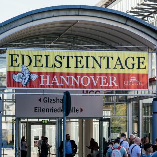 ✨💎 Die Edelsteintage Hannover 2026 rücken näher! 💎✨
Am 5. & 6. September öffnet das HCC Hannover wieder seine Türen für alle Fans von Edelsteinen, Mineralien, Fossilien und Schmuck. 🌍✨
👨👩👧👦 Perfekt für die ganze Familie: Kinder bis 14 Jahre erhalten in Begleitung eines Erwachsenen freien Eintritt.
Freut euch auf einzigartige Aussteller, faszinierende Schätze aus aller Welt und spannende Mitmach-Aktionen. Besonders beliebt:
🔹 Geoden knacken
🔹 Live-Schleifvorführungen
🔹 Entdecken, Staunen & Sammeln
Erlebt die faszinierende Welt der Kristalle und Edelsteine hautnah und lasst euch von ihrer Vielfalt begeistern. ✨
🎟️ Tickets gibt es bereits online!
Sichert euch noch bis zum 16.08.2026 vergünstigte Early-Bird-Tickets und spart beim Eintritt. 👇
#EdelsteintageHannover #Edelsteine #Mineralien #Fossilien #Schmuck #Heilsteine #Kristalle #Mineralienbörse #Mineralienmesse #Schmuckmesse #GeodenKnacken #Hannover #EventsHannover #Familienevent #CrystalEvents #HCCHannover
https://eventfrog.de/de/p/maerkte/sammlermarkt/edelsteintage-hannover-05-09-06-09-2026-7442234705267680456.html