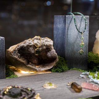 ✨ Hier noch ein paar Impressionen von den Edelsteintagen Konstanz am 25. & 26. Juli 2026! 💎✨
Zwei wunderschöne Tage voller funkelnder Edelsteine, besonderer Schmuckstücke und toller Begegnungen liegen hinter uns. 💍💫
Ein ganz besonderer Dank geht auch an unseren Fotografen Arthur, der die schönsten Momente der Veranstaltung mit seiner Kamera festgehalten hat. 📸❤️ Vielen Dank für die tollen Bilder!
Wir freuen uns schon auf das nächste Mal, wenn wir uns am 24.+25. Juli 2027 alle wiedersehen! 🥰💎
#EdelsteintageKonstanz #Edelsteine #Konstanz #EdelsteineUndSchmuck #Mineralien #Fossilien #Opale #Heilsteine #Schmuckliebe #Mineralien #Kristalle #Gemstones #Jewelry #Messe #Veranstaltung #Impressionen #Dankeschön #Fotografie #Edelsteinliebe #FunkelndeMomente #CrystalEvents💎✨📸