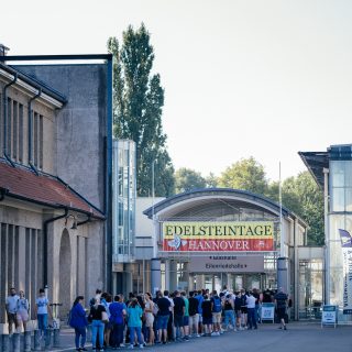✨💎 Die Aussteller der Edelsteintage Hannover freuen sich auf euren Besuch💎✨
Am 5. & 6. September öffnet das HCC Hannover wieder seine Türen für alle Fans von Edelsteinen, Mineralien, Fossilien und Schmuck. 🌍✨
👨👩👧👦 Perfekt für die ganze Familie: Kinder bis 14 Jahre erhalten in Begleitung eines Erwachsenen freien Eintritt.
Freut euch auf einzigartige Aussteller, faszinierende Schätze aus aller Welt und spannende Mitmach-Aktionen. Besonders beliebt:
🔹 Geoden knacken
🔹 Live-Schleifvorführungen
🔹 Entdecken, Staunen & Sammeln
Erlebt die faszinierende Welt der Kristalle und Edelsteine hautnah und lasst euch von ihrer Vielfalt begeistern. ✨
#EdelsteintageHannover #Edelsteine #Mineralien #Fossilien #Schmuck #Kristalle #Geoden #Hannover #Edelsteinliebe #Mineraliensammlung #Familienevent #HCCHannover